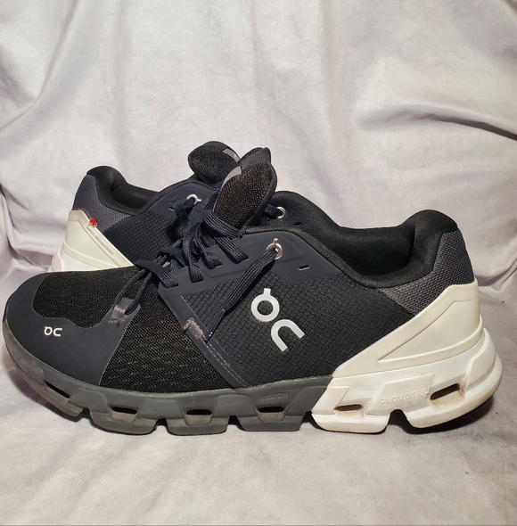 On Mens Cloudflyer 4 Wide- Black/White Size 10.5